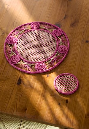 CALADO ROUND PLACEMAT WITH COASTER SET - Place mat - natural/pink
