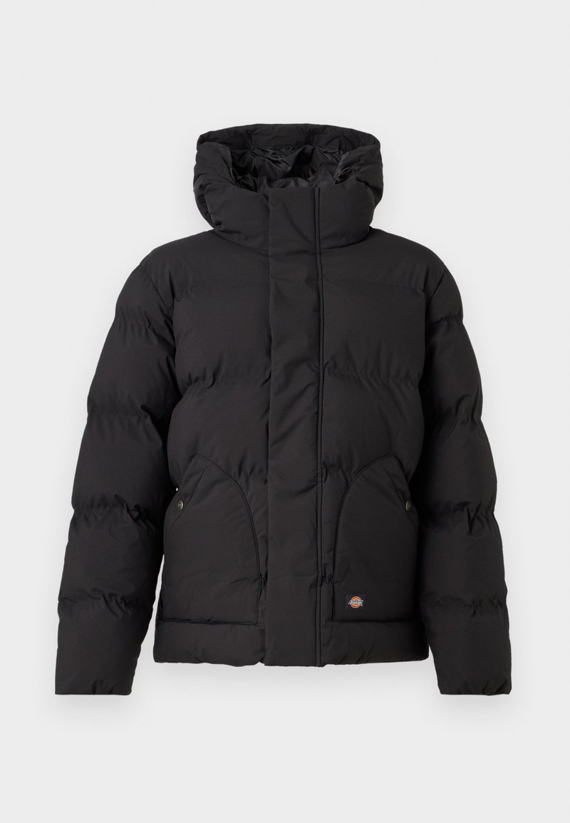 Chaqueta de plumas negra con cuello alto, que presenta un cierre de cremallera en la parte delantera, dos bolsillos laterales y un logotipo en el frente inferior. Textura suave y acolchada.