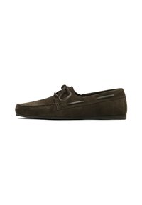 Hnědé zamšové loafers s kulatou špičkou, s předním šněrováním a bočními výřezem, ležící na ploché černé podrážce.