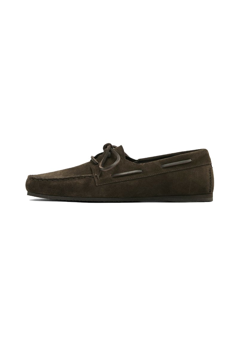 Hnědé zamšové loafers s kulatou špičkou, s předním šněrováním a bočními výřezem, ležící na ploché černé podrážce.