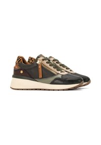 Zapatillas deportivas en cuero de color verde oscuro, marrón y beige. Presentan un talón con estampado de leopardo, un detalle de cremallera dorada y elementos de diseño texturizados.