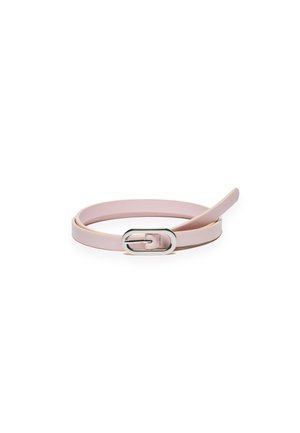Cintura in pelle rosa con superficie liscia, forma curva e fibbia ovale argentata. Presenta un design a doppio anello e nessun accessorio hardware visibile.