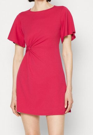 Korte roze jurk met korte vlindermouwen, met een knoopdetail in de taille. Gemaakt van een gladde, rekbare stof.