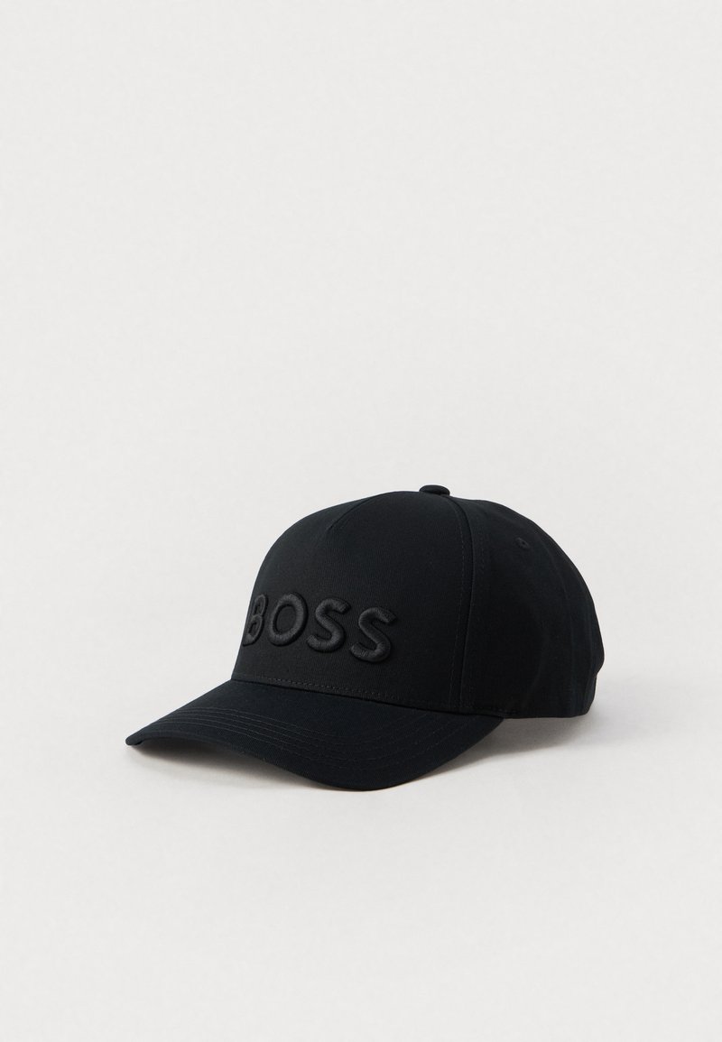Melna samta cepure ar izliekto malu, uz kuras priekšpuses ir izsistais logo "BOSS", veidota ar strukturētu kroni un regulējamu jostu.