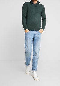 Pier One Stickad tröja - mottled dark green