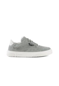 Sneaker in suede grigio chiaro con dettagli perforati, accenti bianchi, lacci piatti e una suola in gomma spessa, progettati per l'uso casual.