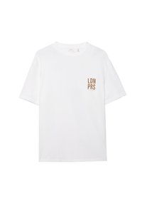 Camiseta de algodón blanca con mangas cortas, cuello redondo y un logo impreso en marrón "LDN PRS" en el área del bolsillo izquierdo del pecho.