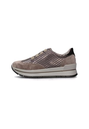 Sneaker in suede e rete con una combinazione di colori beige e grigio. Presenta una superficie testurizzata, un sottile motivo geometrico e una soletta imbottita.
