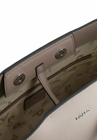 Borsa a tracolla in pelle beige con dettagli scuri, dotata di hardware in argento e fodera monogrammata. Include una tasca con zip per l'organizzazione.