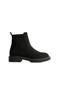 Bottes Chelsea noires en daim doux, dotées de panneaux latéraux élastiques, d'une languette pour les enfiler, et d'une semelle en caoutchouc texturée avec des accents de couture blanche.