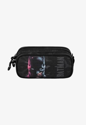 Estuche para lápices negro con la cara y el logo de Batman. Fabricado con material duradero, superficie texturizada y dos compartimentos con cremallera.