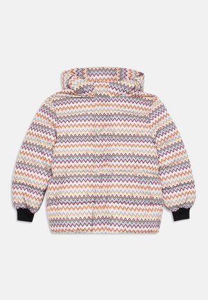 Puffermantel mit mehrfarbigem Zickzackmuster, abnehmbarer Kapuze und schwarzen elastischen Bündchen, flach auf weißem Hintergrund ausgelegt.