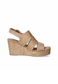 Sandali wedge in suede beige con cinturini incrociati e una cinghia alla caviglia. Presentano una suola con piattaforma per maggiore altezza e comfort.