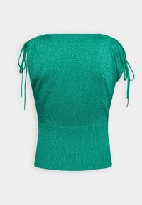 Groene, aansluitende top met een sprankelende textuur, ronde halslijn en trekkoorden op de schouders. Ribbelzoom accentueert de vorm.