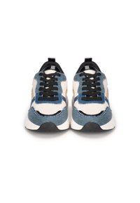 Sneaker mit einem Obermaterial aus Mesh in Weiß und blauen Denim-Akzenten, schwarzen Schnürsenkeln und einer weißen Zwischensohle. Merkmale sind eine abgerundete Zehenpartie und strukturierte Details.