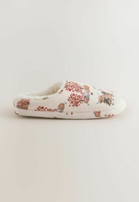 Mäkké biele papuče typu slip-on s jesenným motívom tekvíc, červených listov a strašiakov, s plyšovou vnútornou výstelkou.