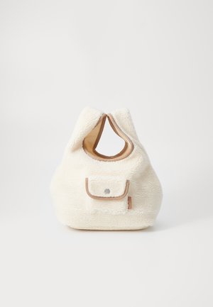 Sac à main texturé couleur crème avec poignées arrondies et poche avant, avec une garniture marron et une fermeture par bouton-pression.