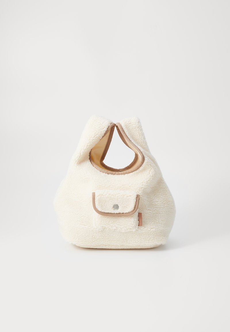 Sac à main texturé couleur crème avec poignées arrondies et poche avant, avec une garniture marron et une fermeture par bouton-pression.
