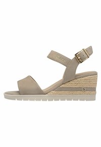 Sandale à talon compensé beige en matériau suédé doux, avec une sangle ajustable et boucle en or, talon en jute et semelle en caoutchouc texturé.
