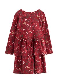 Czerwona sukienka z długimi rękawami i peplum w talii, ozdobiona kwiatowymi wzorami oraz małymi wzorami jeleni w różnych odcieniach różu, zieleni i beżu.