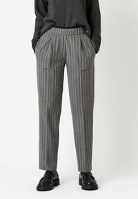 Grau gestreifte Hosen mit schmal zulaufendem Design aus strukturiertem Stoff. Verfügen über eine flache Vorderseite mit Falten und einen elastischen Bund.