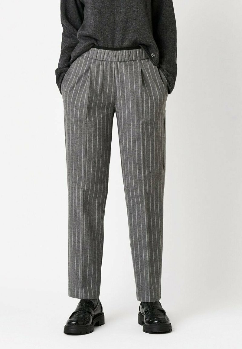 Grau gestreifte Hosen mit schmal zulaufendem Design aus strukturiertem Stoff. Verfügen über eine flache Vorderseite mit Falten und einen elastischen Bund.