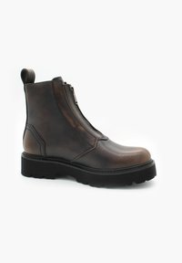 Stivale alla caviglia in pelle marrone con zip frontale, finitura texturizzata, suola nera resistente e linguetta sul retro per una facile calzata.