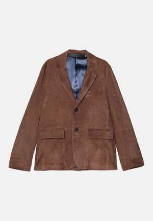 Blazer en daim marron avec un col cranté, deux poches avant, une poche poitrine et une doublure en satin bleu ; présente deux boutons noirs.