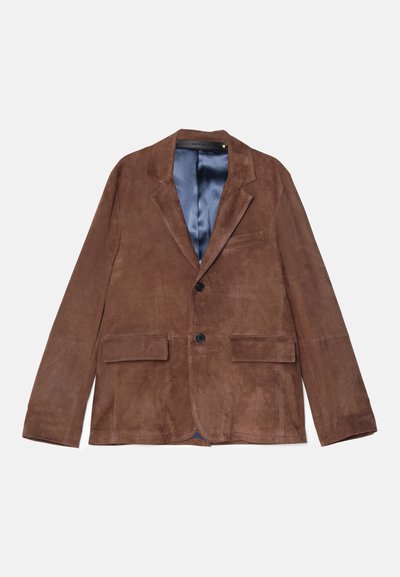 Blazer en daim marron avec un col cranté, deux poches avant, une poche poitrine et une doublure en satin bleu ; présente deux boutons noirs.