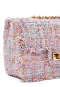 Bolso de mano tejido en tonos pastel de rosa, púrpura y crema con un acabado texturizado y deshilachado. Presenta un cierre en tono dorado y un detalle en cadena.