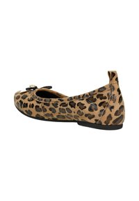 Chaussure plate en daim beige à imprimé léopard. Présente un accent en noeud noir, un bout arrondi et une semelle noire basse. Texture lisse sur l'ensemble.