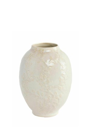 Oval flødefarvet keramisk vase med subtile hævede blomsterrelieffer og en let smalnet åben top.