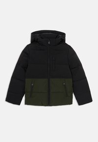 Veste d'hiver rembourrée noire et vert foncé avec capuche et trois poches zippées à l'avant, présentée sur fond blanc.