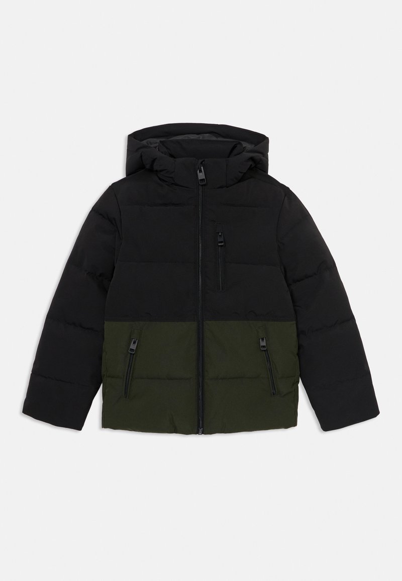 Veste d'hiver rembourrée noire et vert foncé avec capuche et trois poches zippées à l'avant, présentée sur fond blanc.