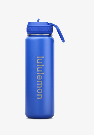 Bouteille d’eau rechargeable haute bleue avec couvercle à clapet et logo vertical Lululemon sur le côté.