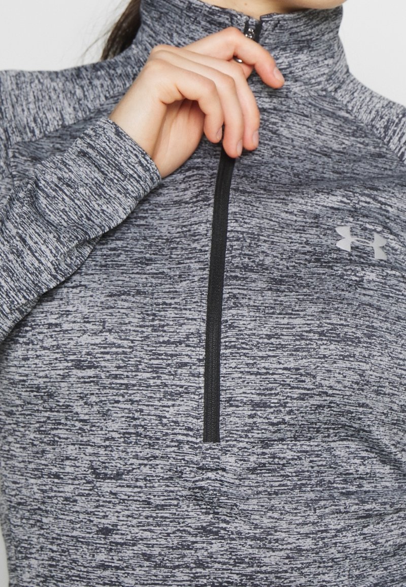 Grau halb-zipped Pullover aus strukturiertem Stoff, mit hohem Kragen, schwarzem Reißverschluss und kleinem Logo auf der Brust.