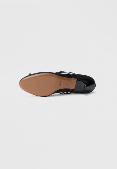 Čierna vysoká ženská lodička s lesklým povrchom, so zdvojenými krížovými remienkami a hnedou gumovou podrážkou. Elegantný, textúrovaný vzhľad s minimálnymi ozdobami.