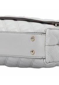 Bolso de mano acolchado de cuero gris con herrajes en tono dorado, que presenta una textura suave y una forma rectangular, con detalles sutiles de costura.