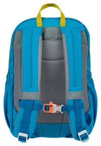 Zaino blu con spallacci in rete grigia, schienale imbottito, fibbia arancione e maniglia superiore gialla. Caratteristiche includono tasche laterali e spallacci regolabili.