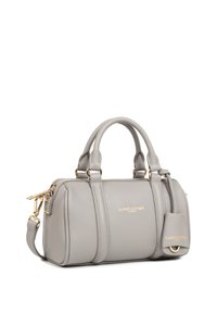 Sac à main en cuir gris avec quincaillerie dorée, poignées doubles et une sangle réglable. Il comporte une petite étiquette et une surface texturée.