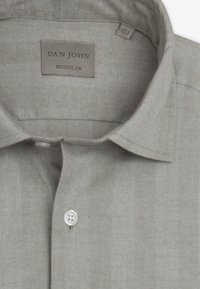 Szaro-pasiasta koszula z kołnierzykiem zapinanym na guziki, z pojedynczym białym guzikem oraz metką z napisem "DAN JOHN, REGULAR, 40."