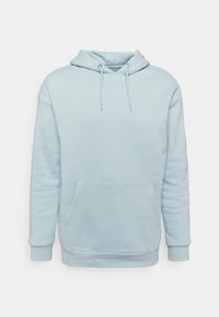 Sudadera con capucha azul claro hecha de tela suave. Cuenta con un bolsillo tipo canguro al frente, cordones ajustables y puños acanalados. Sin patrones ni detalles decorativos.
