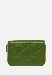 Portafoglio in pelle verde con una texture trapuntata, dotato di chiusura a zip e forma rettangolare. Caratteristici punti di cucitura diagonali.
