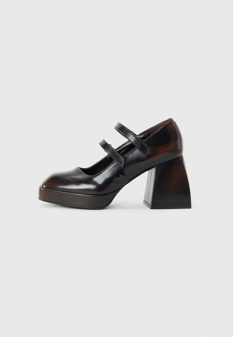 Chaussures à plateforme en cuir verni noir avec deux brides ajustables et un épais talon carré. Texture lisse avec un design de bout arrondi.
