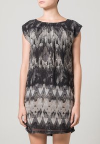 Vestido de manga corta con un patrón abstracto en negro y gris, de corte holgado, escote redondeado y diseño de tela superpuesta y translúcida.