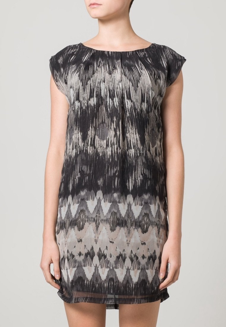 Vestido de manga corta con un patrón abstracto en negro y gris, de corte holgado, escote redondeado y diseño de tela superpuesta y translúcida.
