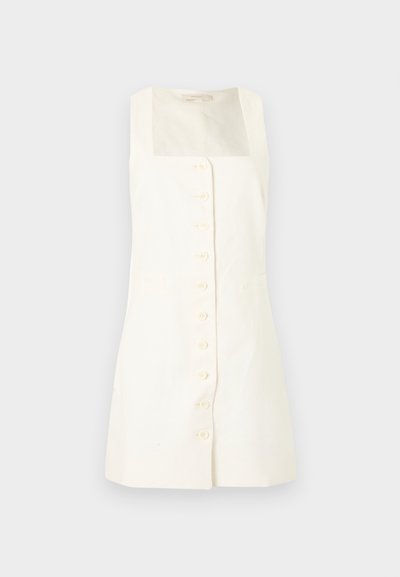 Άσπρο λινό φόρεμα με τετράγωνη λαιμόκοψη, κλείσιμο με κουμπιά μπροστά και δύο πλαϊνές τσέπες. Λεία υφή με εφαρμοστή γραμμή.