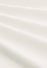 Tessuto bianco con una consistenza liscia, caratterizzato da leggere pieghe e ondulazioni, che indicano un peso medio e una sensazione morbida.
