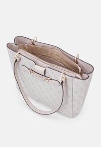 Sac à main gris clair avec quincaillerie dorée, poignées supérieures et poche zippée intérieure. L'extérieur arbore un motif de logo en relief.