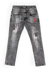 Jeans en denim noir au look décoloré, avec des éclaboussures de peinture rouge et blanche, un petit numéro '2' rouge sur le devant, et un style classique à cinq poches.